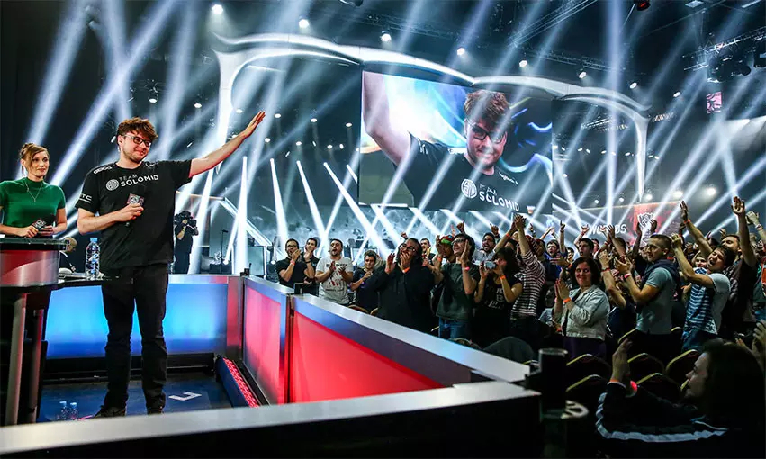 英雄联盟邀请赛引爆电竞热潮:顶尖战队集结,直播平台预约破千万,电竞精神见证逆风翻盘奇迹